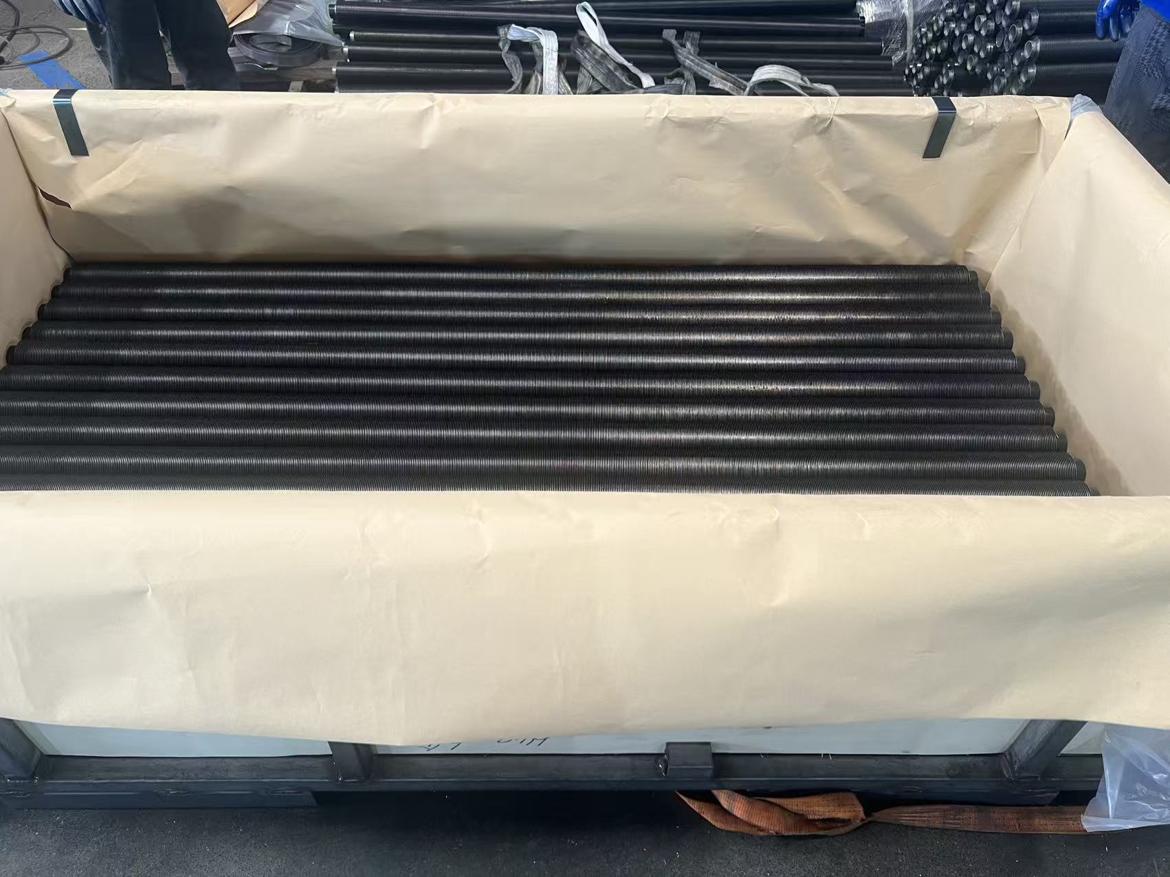 Últimos blogs da empresa sobre Qualidade ganha confiança | DELLOK YONGHUI Duas caixas de tubos com aletas soldados a laser enviadas para o mercado europeu